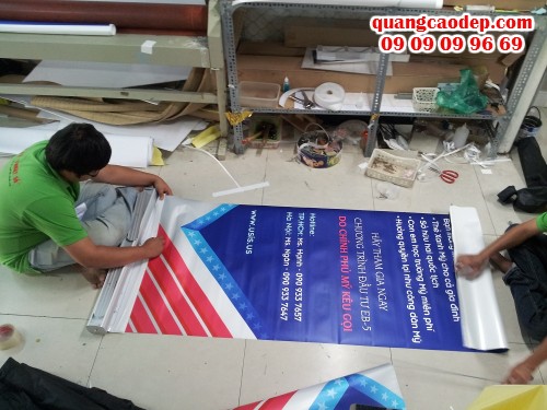 Lắp banner cuốn cho banner,poster in PP từ In Kỹ Thuật Số 